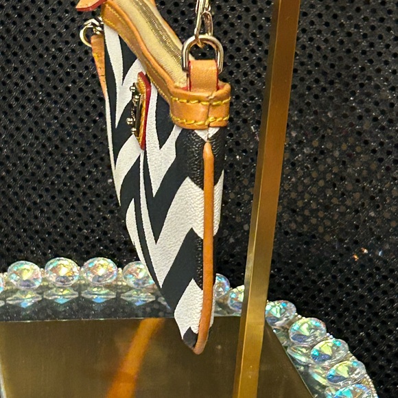 Dooney & Bourke Chevron Large Slim Chevron Wristlet Approx. 8x5 - Picture 5 of 14
